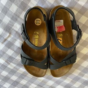 Great condition Birkenstock sandals size 11 🤍